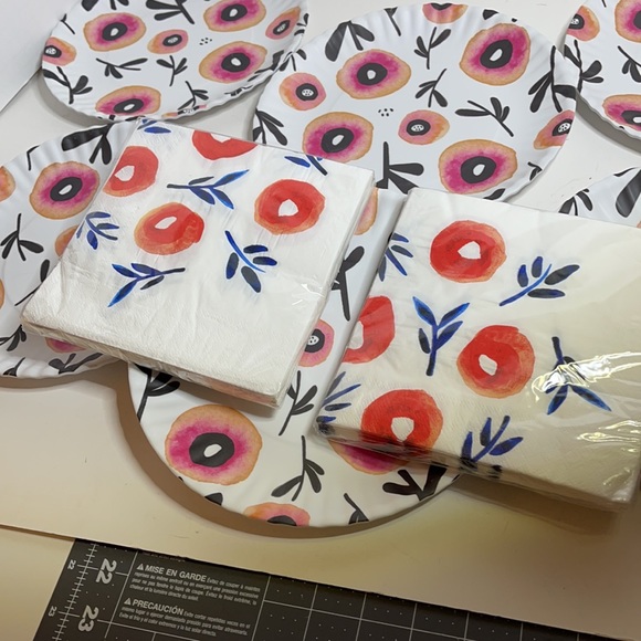 Posies Melamine Plates & Napkin Set - Picture 6 of 6